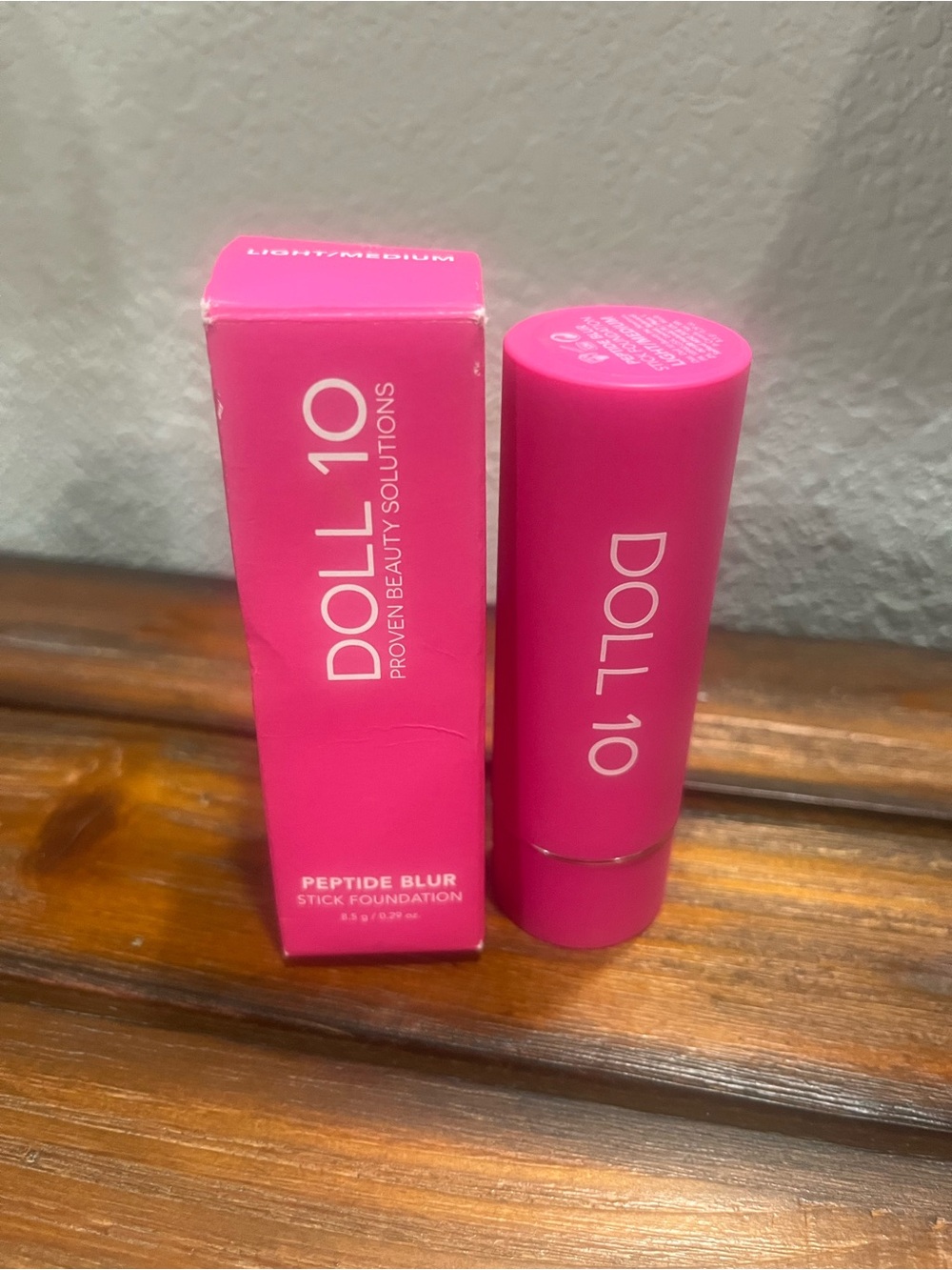 Doll 10 Peptide Blur Stick Foundation - light/medium